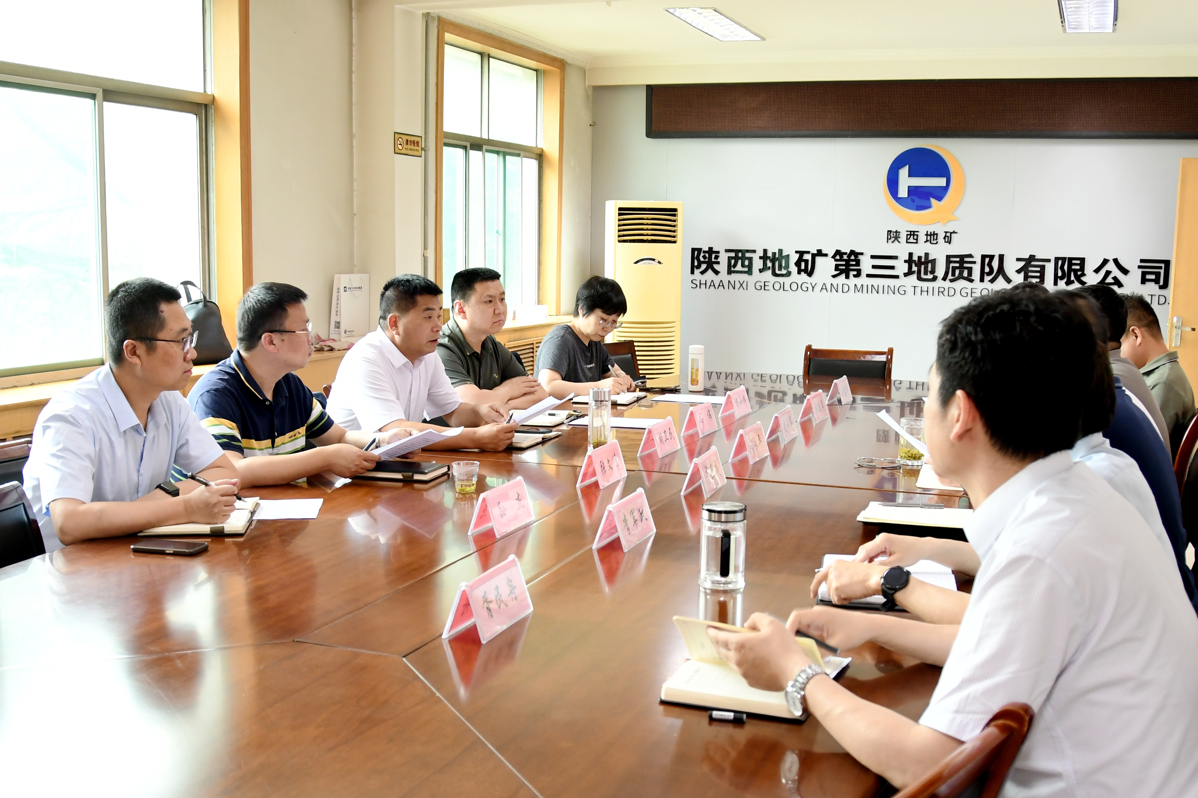 胡卫民深入陕西地矿三队调研指导工作