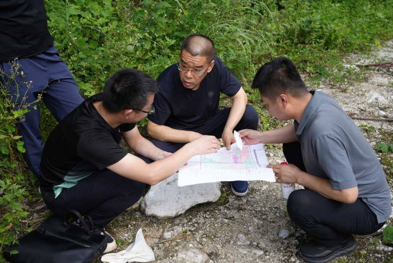 屈永安深入陕西地矿汉中队、陕西地矿汉源玉业检查指导工作 开展接访下访下基层工作